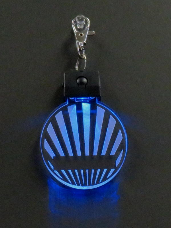 充電式LEDアクリルキーホルダーの電源オン　ブルー